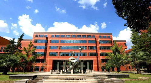 逐梦蓝天，中华职校五年制中高贯通空中乘务专业助你书写精彩航空人生——成人教育学院启航未来